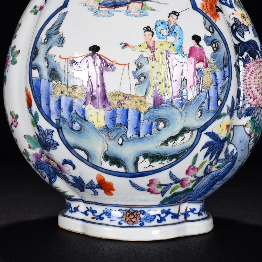 Qing Dynasty Qianlong blue and white gold elephant ear vase statue