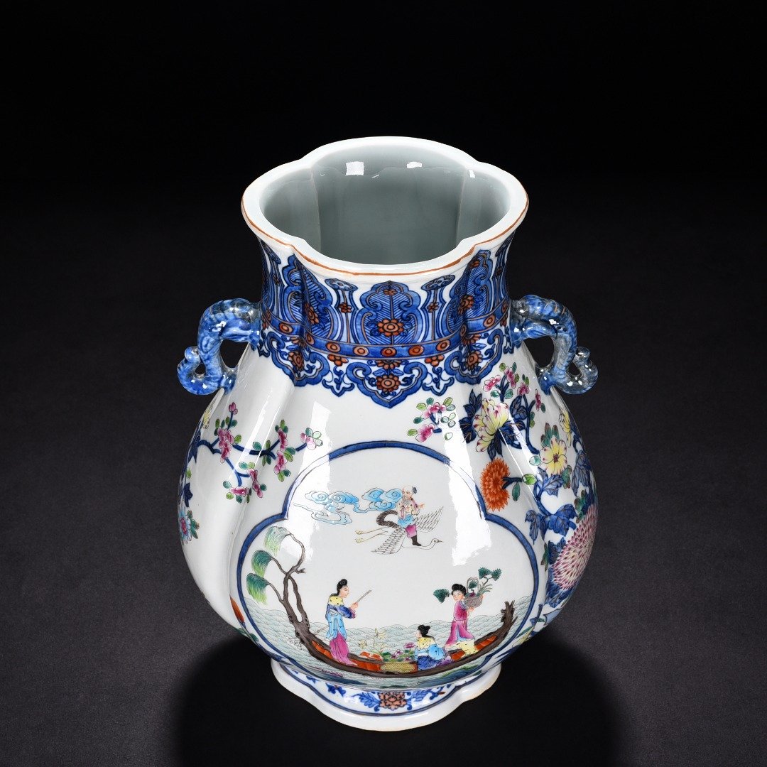 Qing Dynasty Qianlong blue and white gold elephant ear vase statue