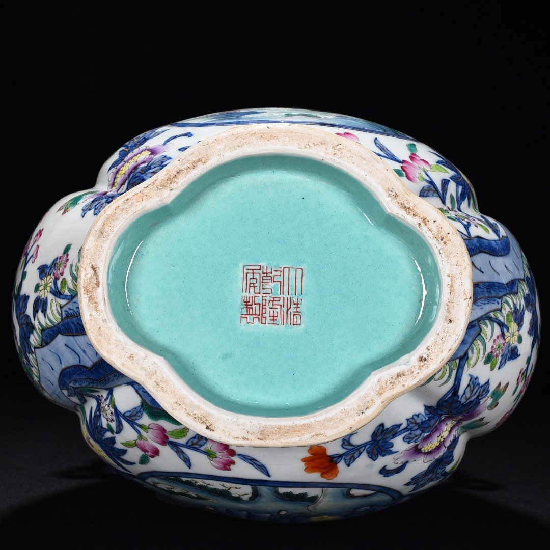 Qing Dynasty Qianlong blue and white gold elephant ear vase statue