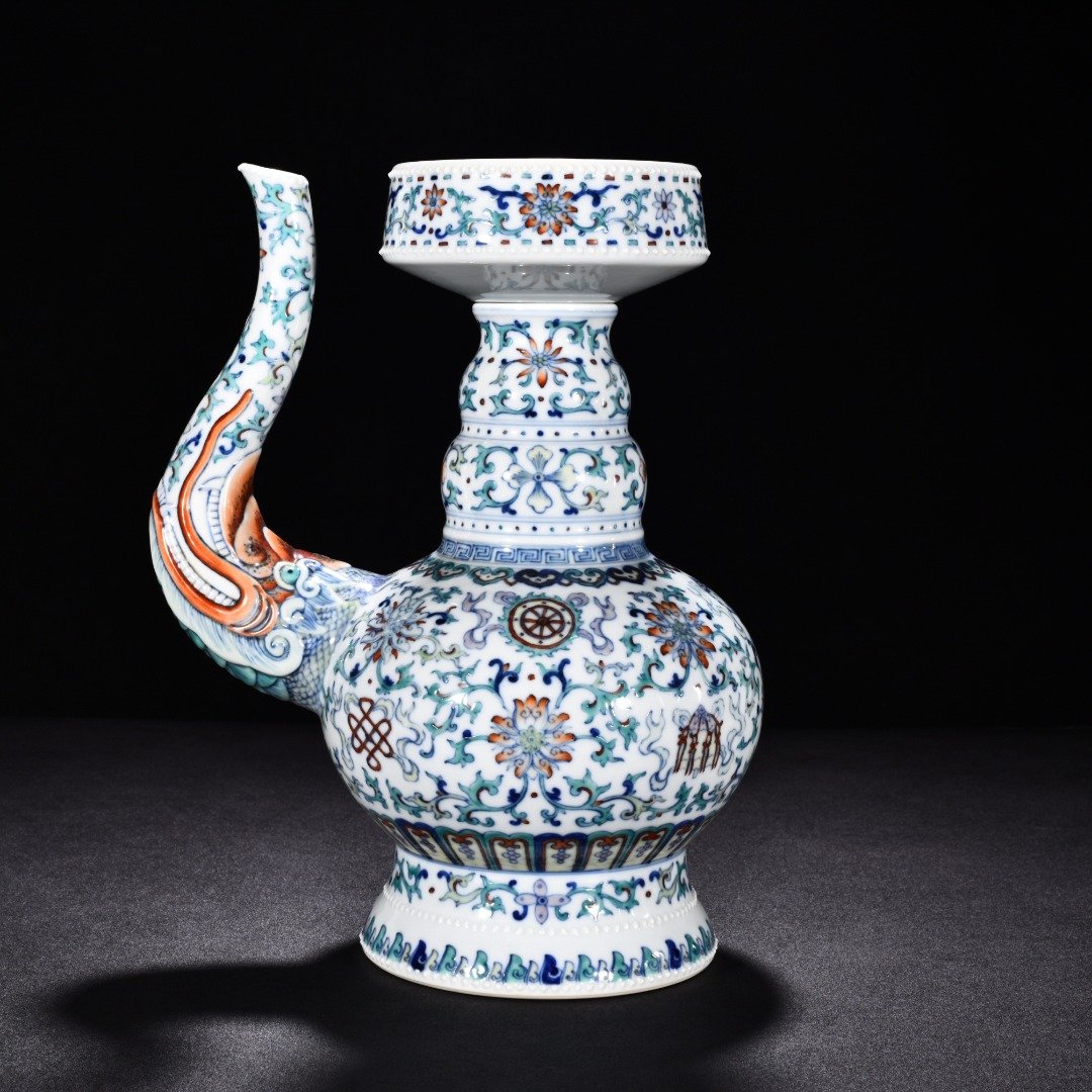 Qing Dynasty Qianlong blue and white doucai teapot