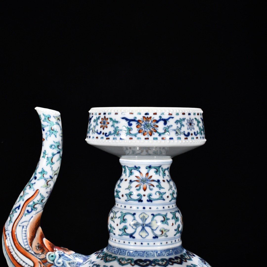 Qing Dynasty Qianlong blue and white doucai teapot