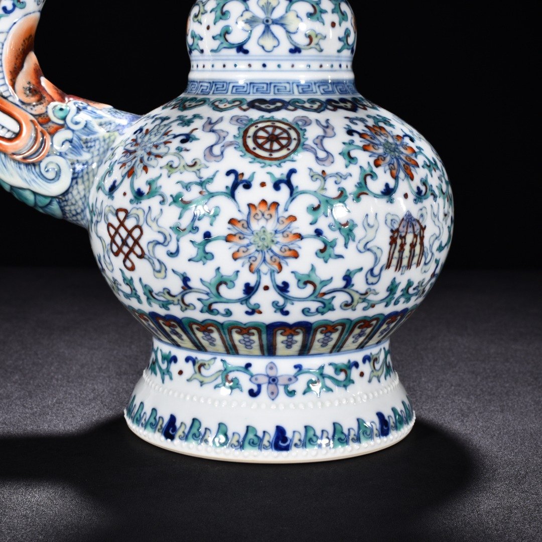 Qing Dynasty Qianlong blue and white doucai teapot