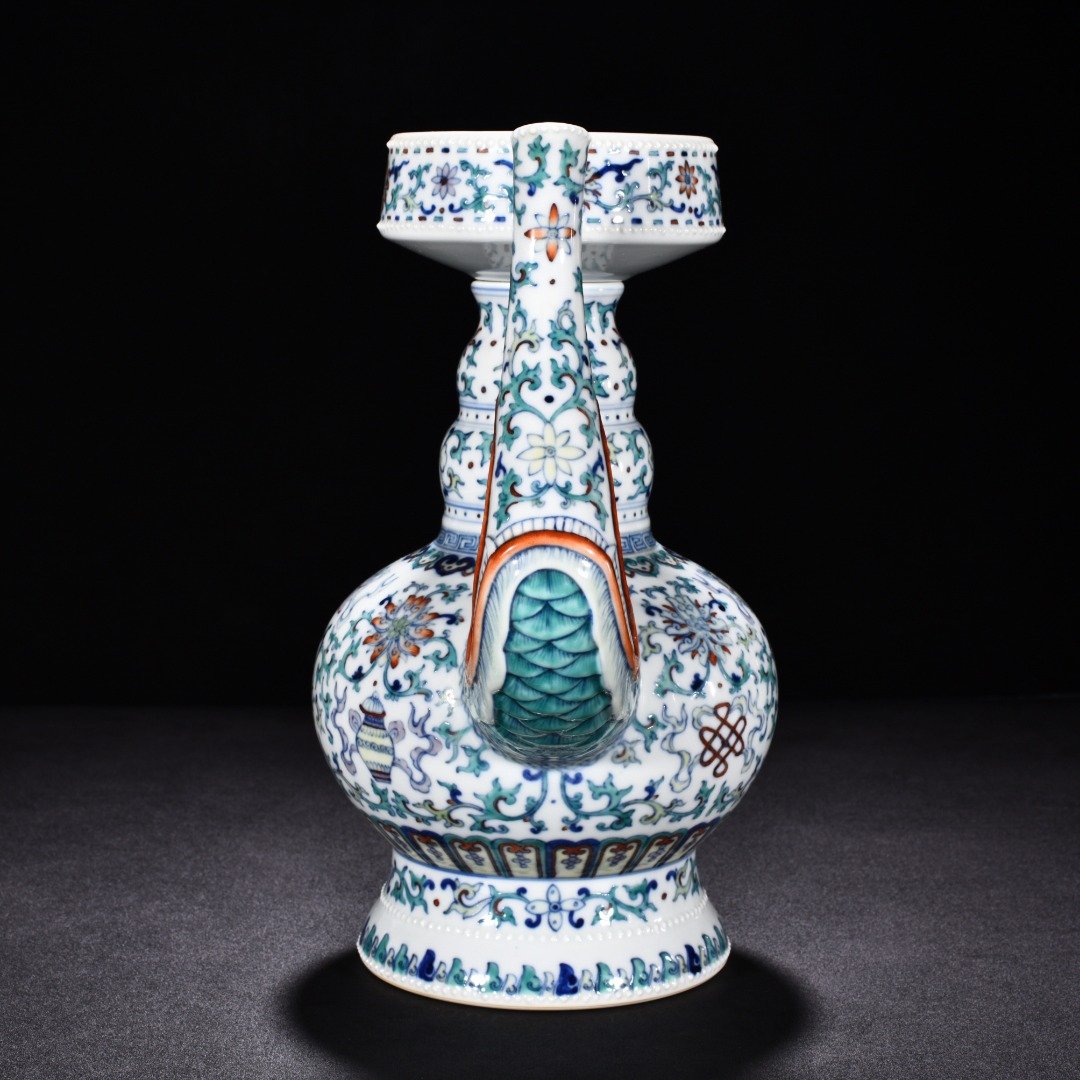 Qing Dynasty Qianlong blue and white doucai teapot