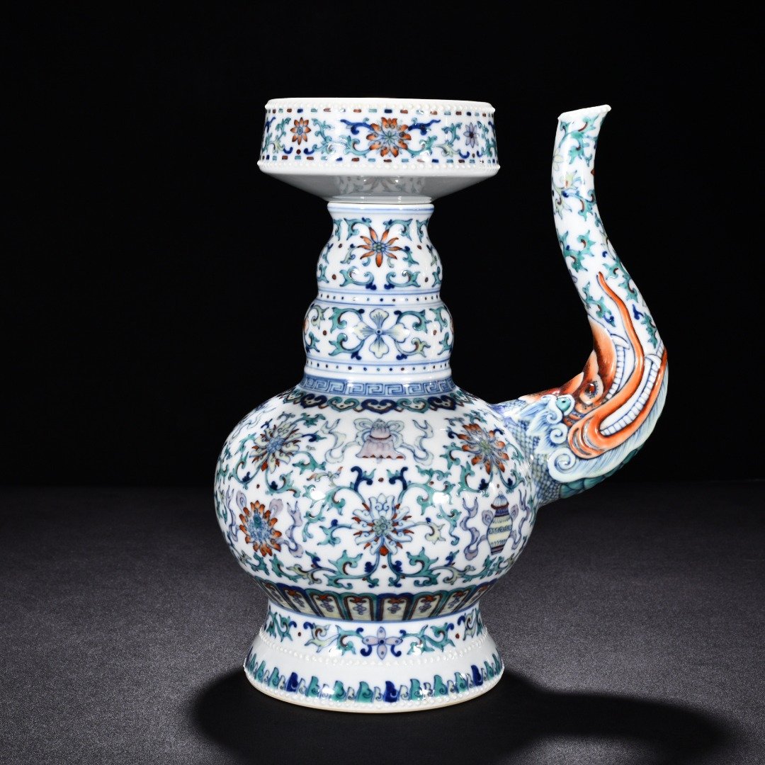 Qing Dynasty Qianlong blue and white doucai teapot