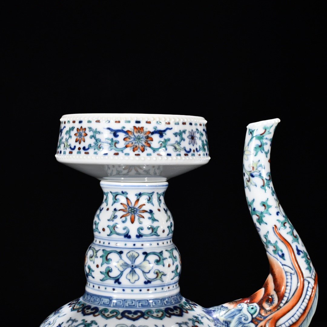 Qing Dynasty Qianlong blue and white doucai teapot