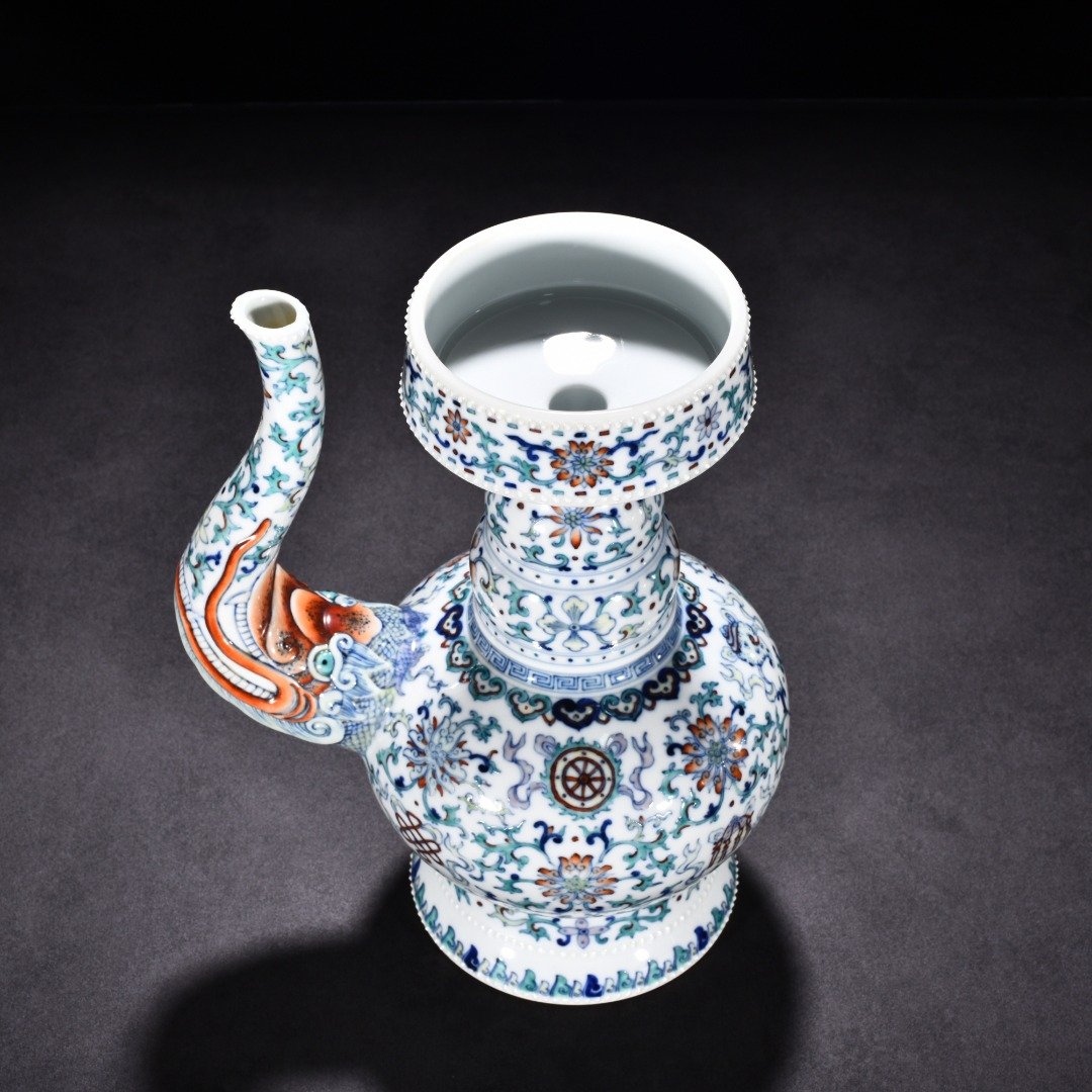 Qing Dynasty Qianlong blue and white doucai teapot