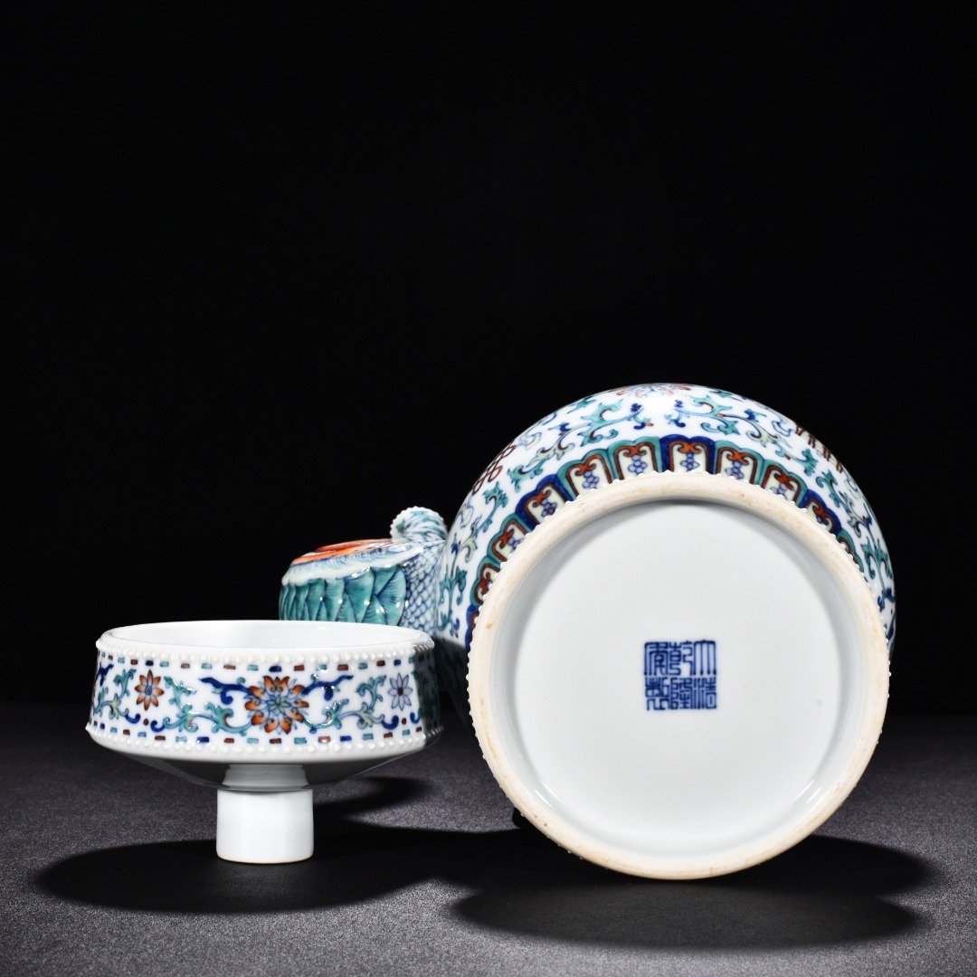 Qing Dynasty Qianlong blue and white doucai teapot
