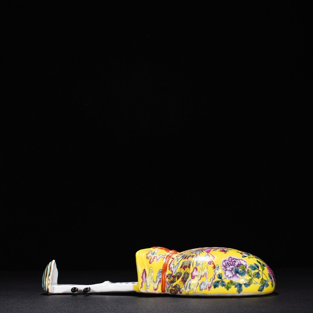 Qing Dynasty Qianlong yellow ground enamel Pipa wall mounted vase