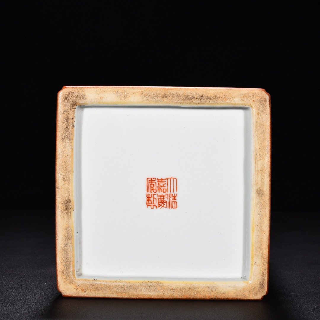 Qing Dynasty Jiaqing alum red pastel square pen holder