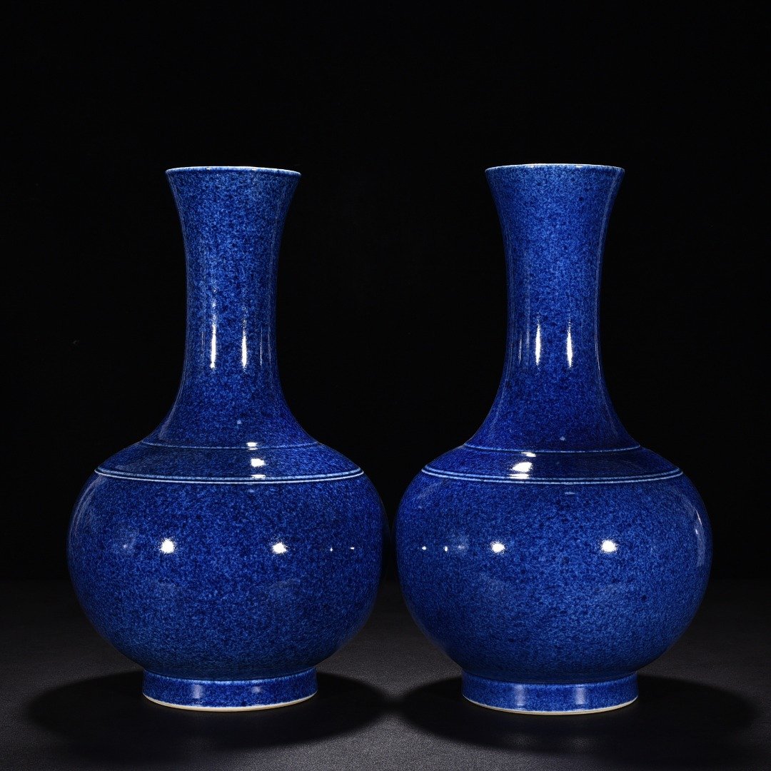 Qing Dynasty Kangxi blue glaze vase