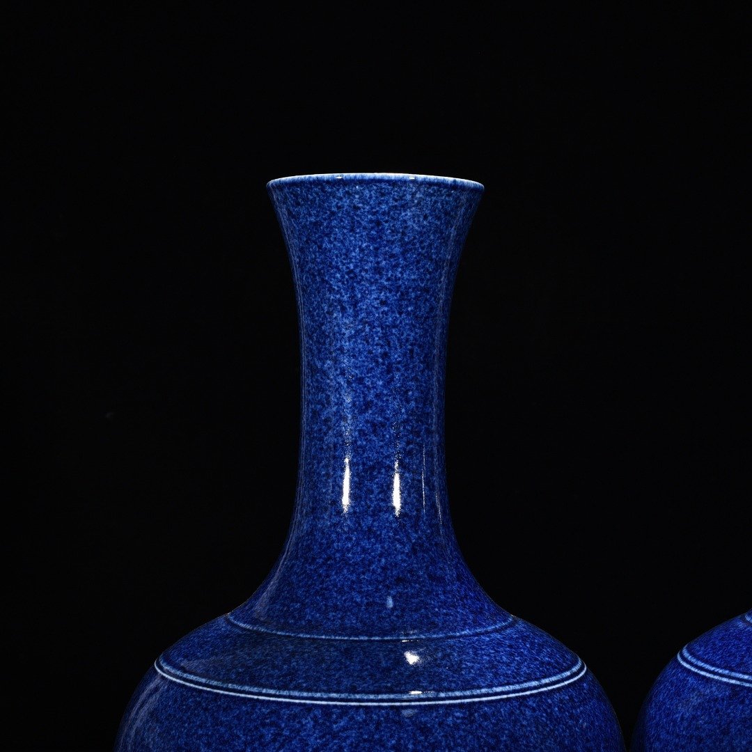 Qing Dynasty Kangxi blue glaze vase