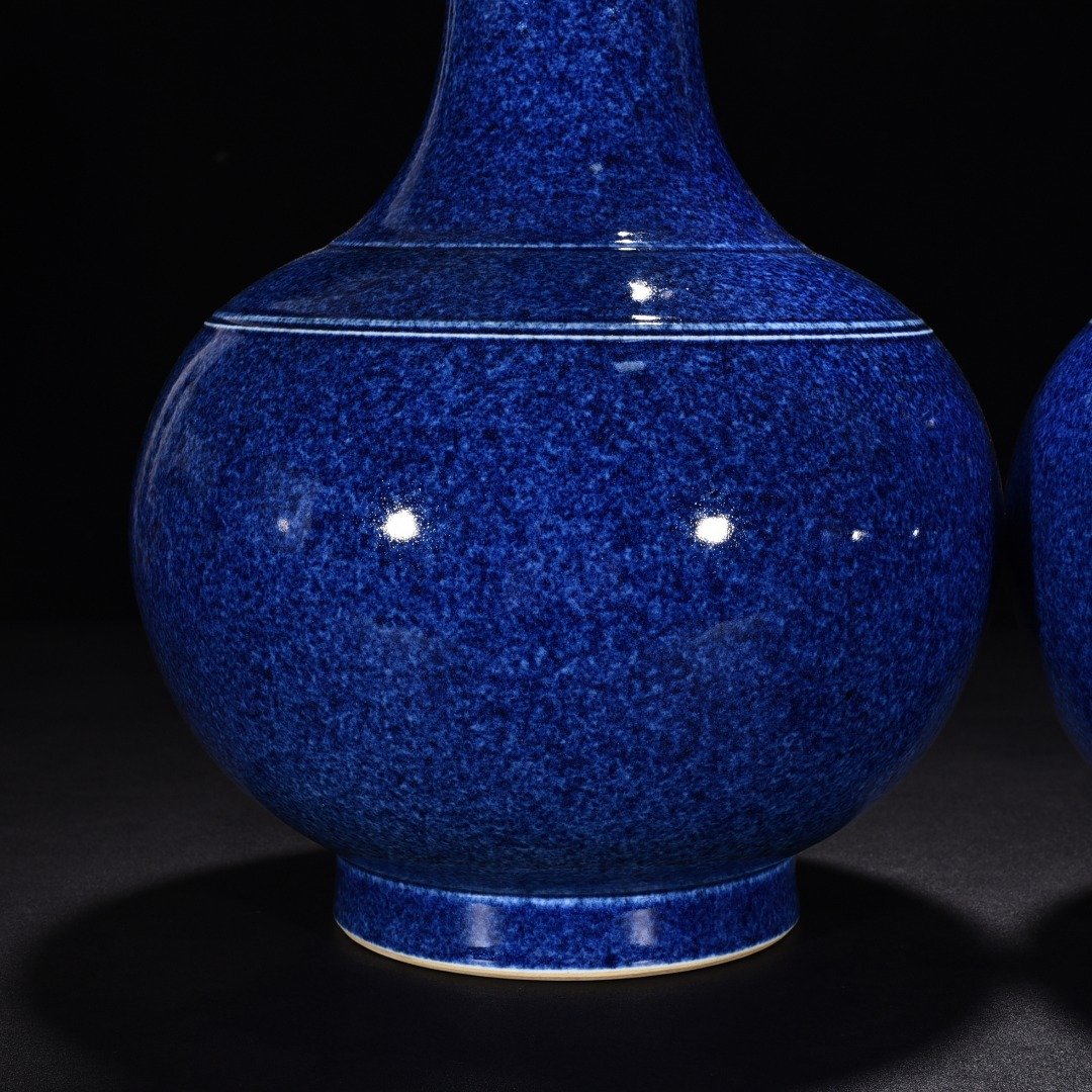 Qing Dynasty Kangxi blue glaze vase