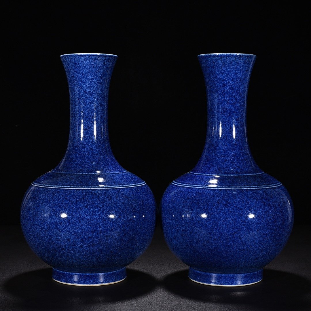 Qing Dynasty Kangxi blue glaze vase