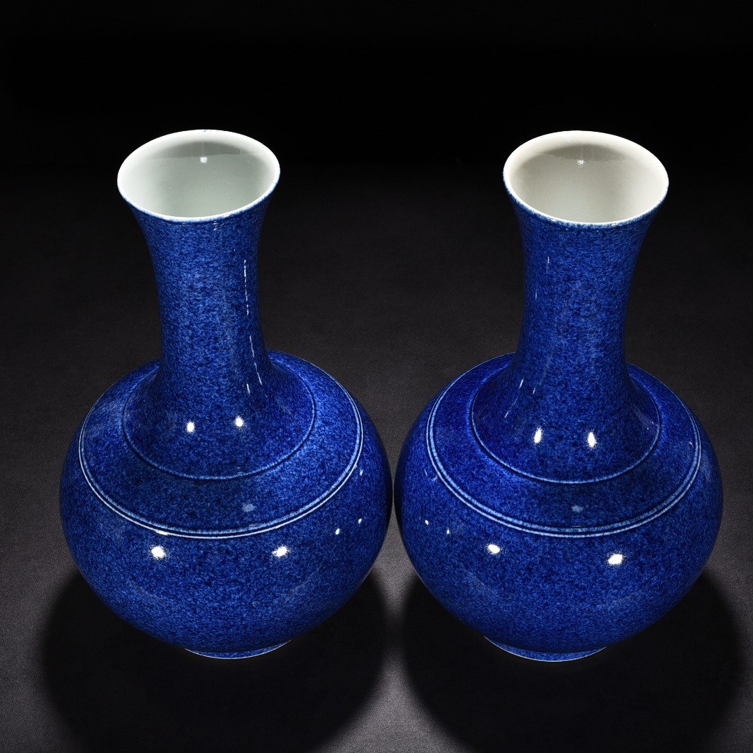 Qing Dynasty Kangxi blue glaze vase