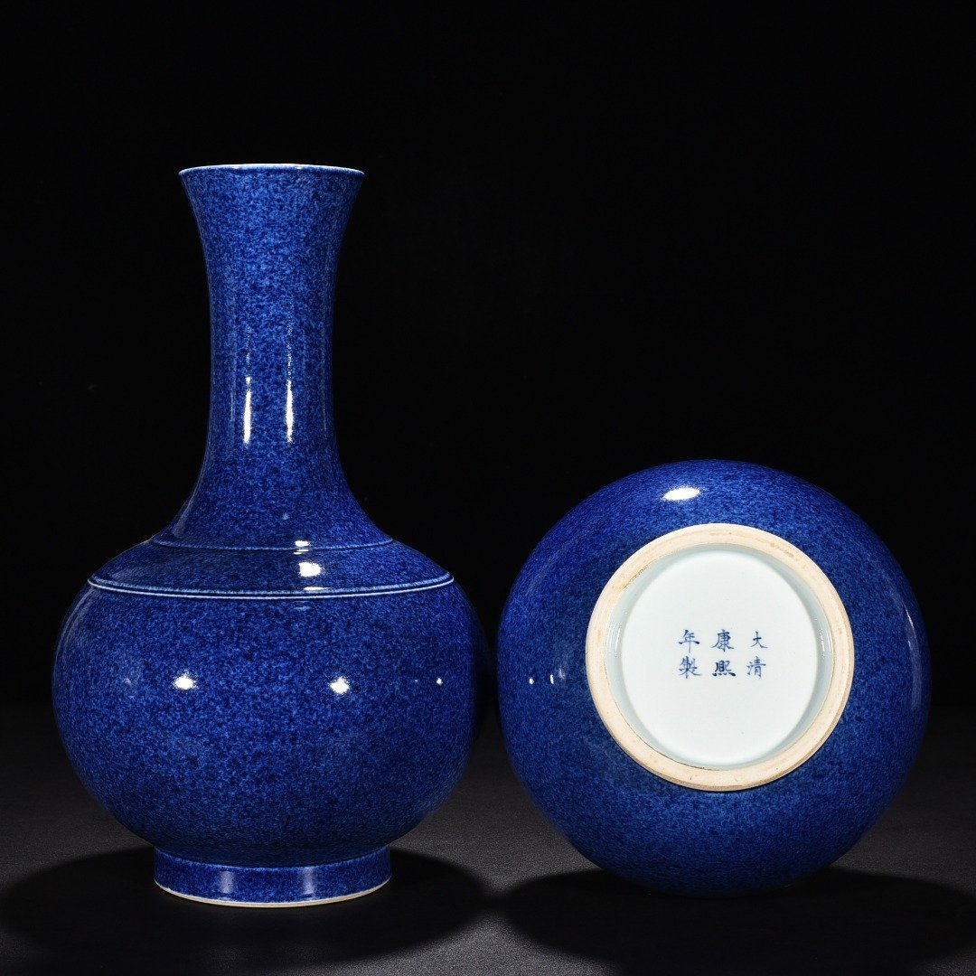Qing Dynasty Kangxi blue glaze vase