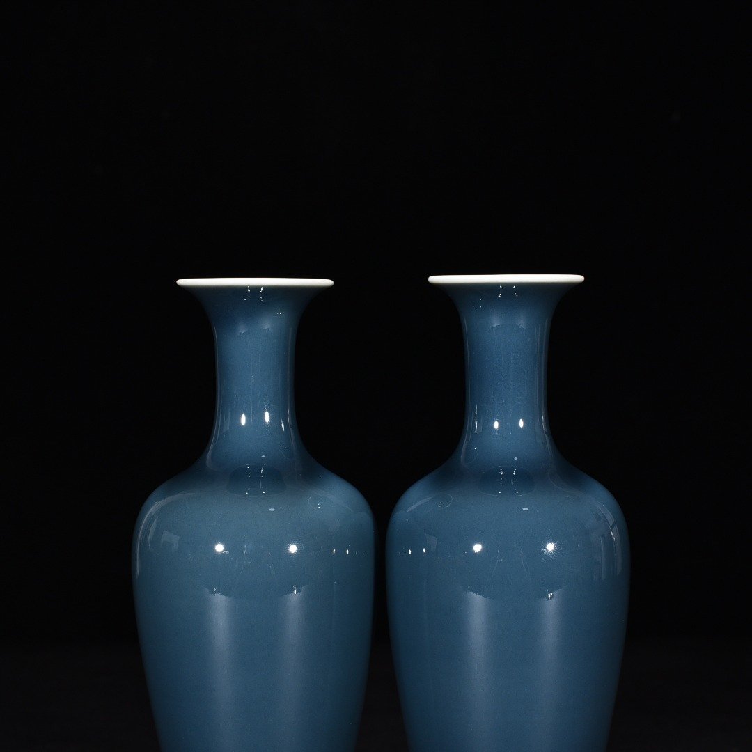Qing Dynasty Kangxi Ji blue glazed willow leaf vase