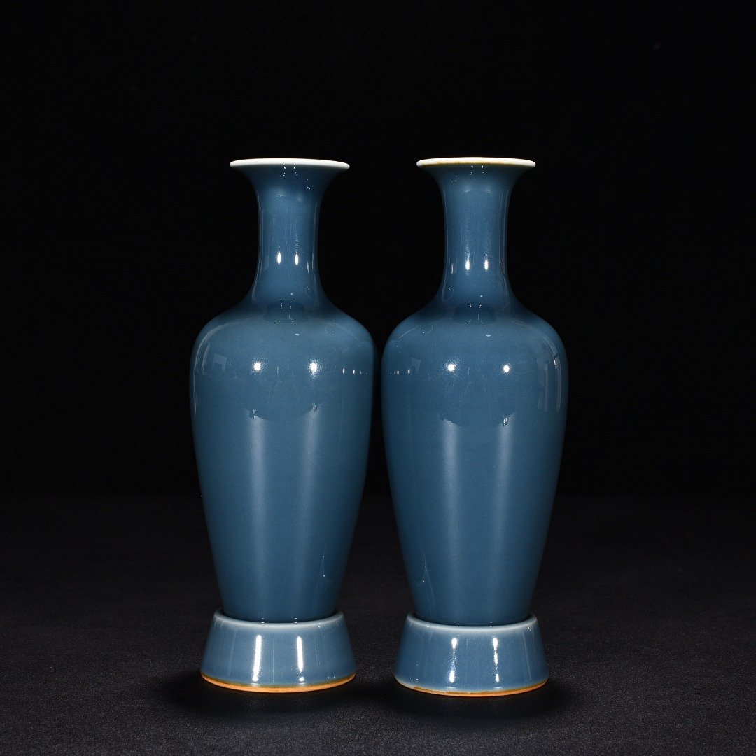 Qing Dynasty Kangxi Ji blue glazed willow leaf vase