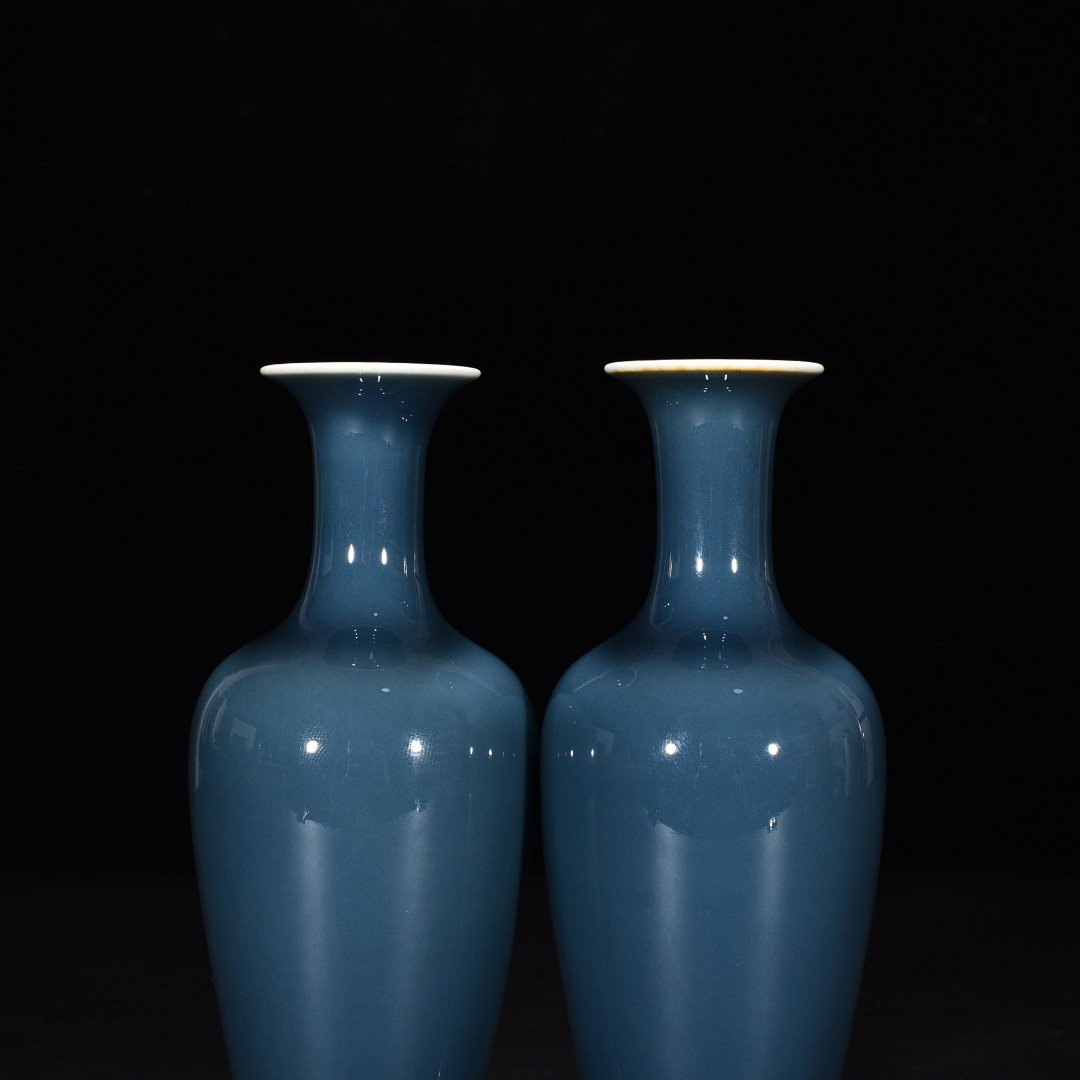 Qing Dynasty Kangxi Ji blue glazed willow leaf vase