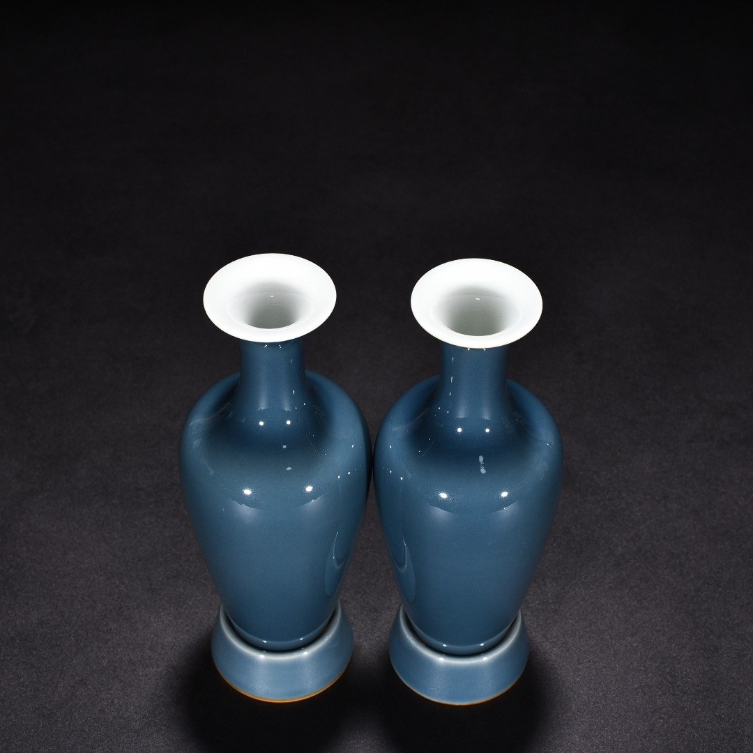 Qing Dynasty Kangxi Ji blue glazed willow leaf vase