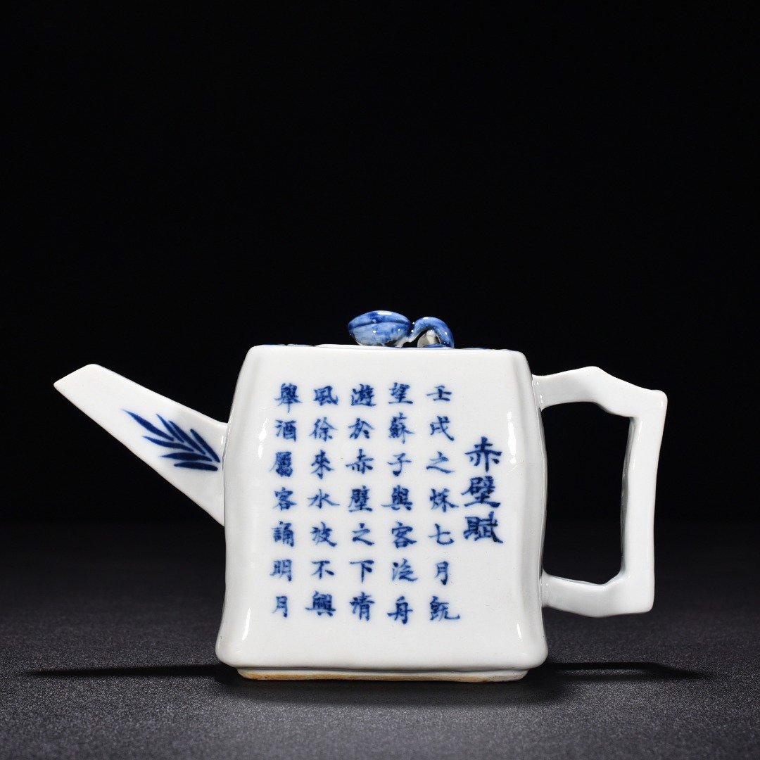 Qing Dynasty Kangxi blue and white Chibi square pot