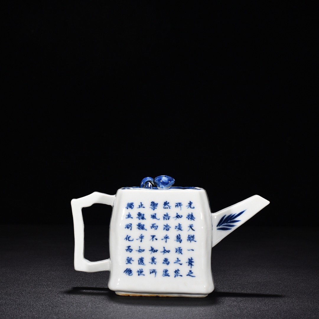 Qing Dynasty Kangxi blue and white Chibi square pot
