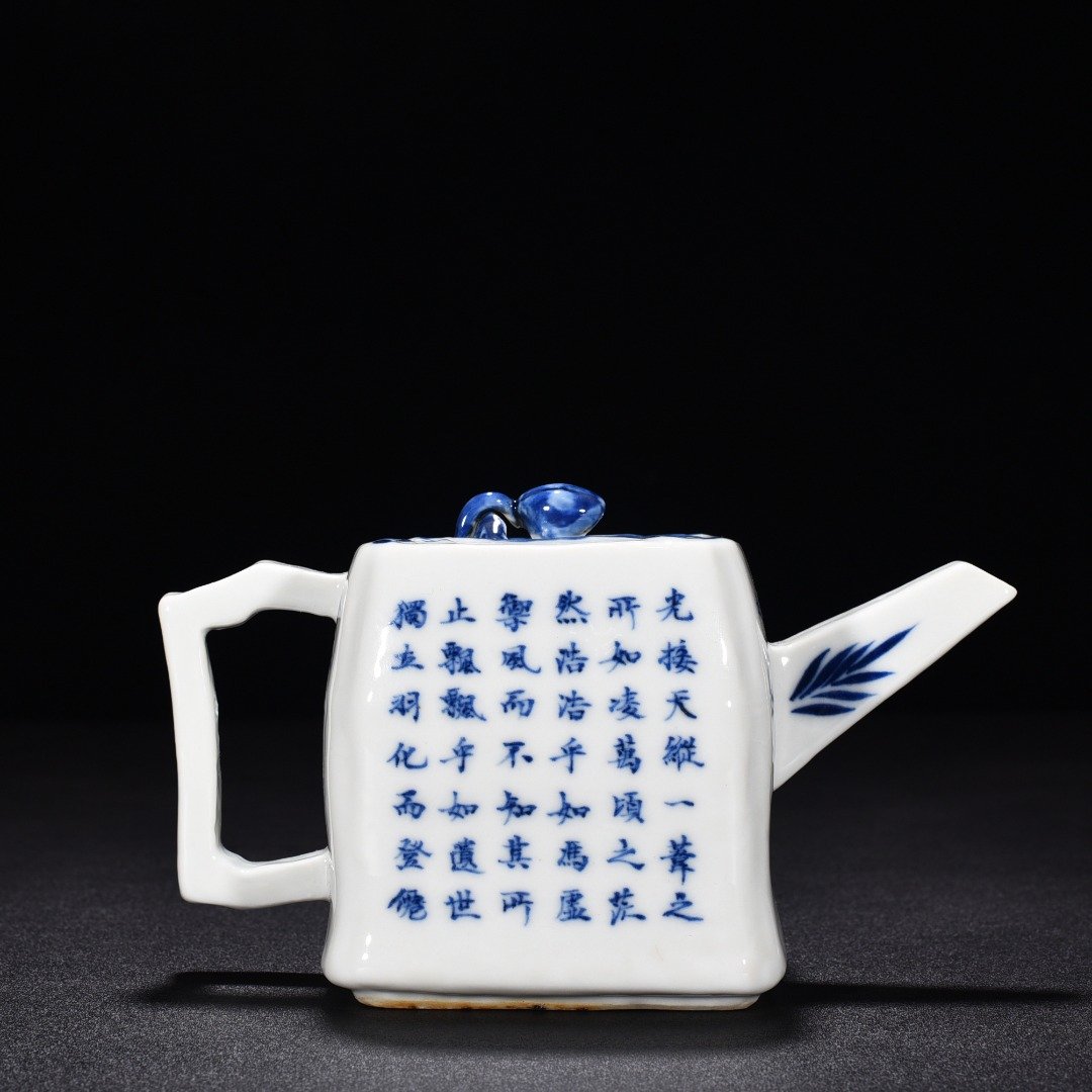 Qing Dynasty Kangxi blue and white Chibi square pot