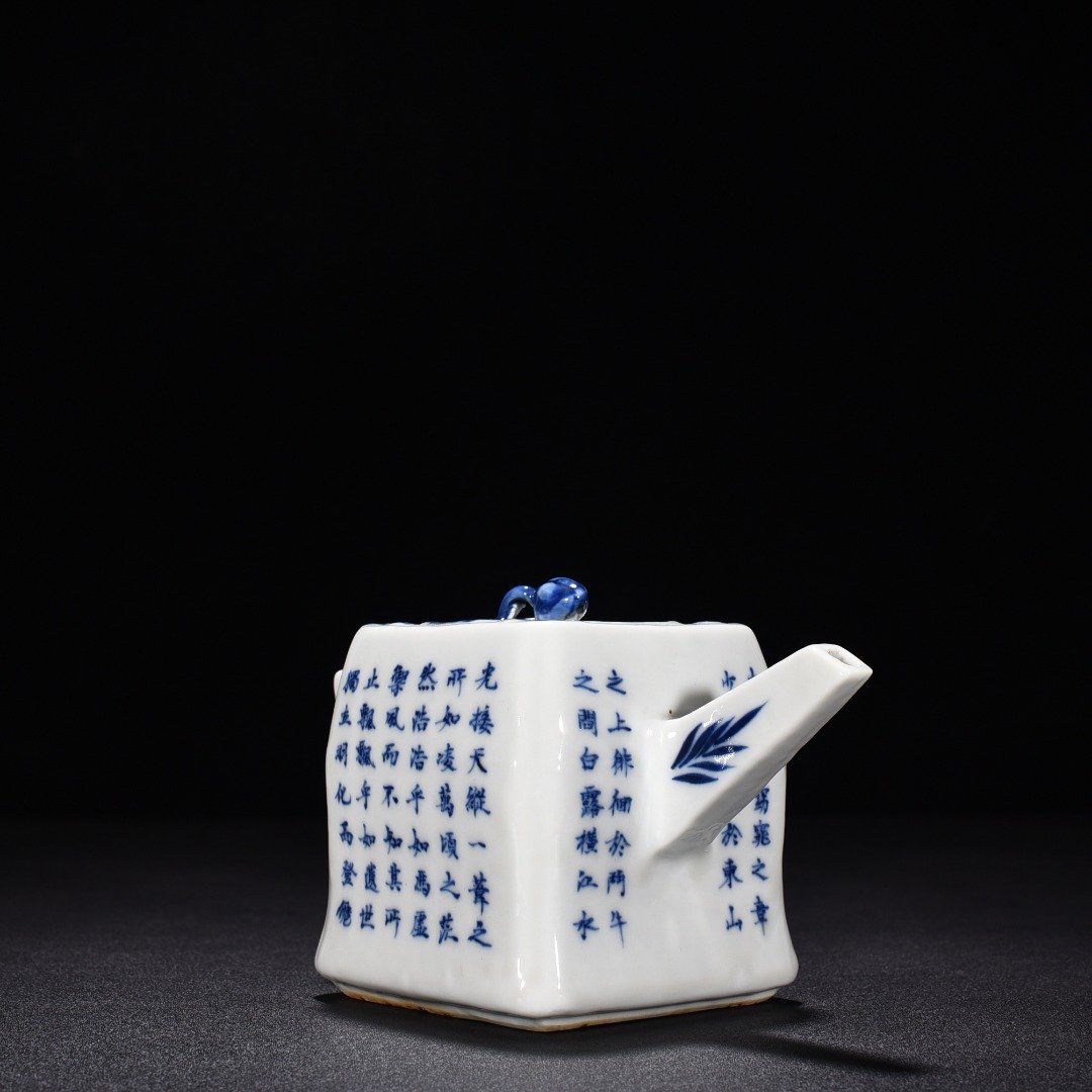 Qing Dynasty Kangxi blue and white Chibi square pot