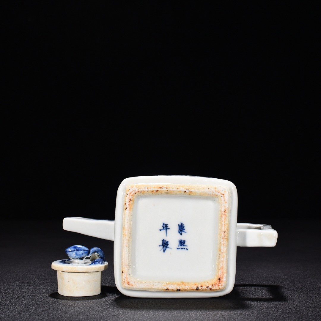 Qing Dynasty Kangxi blue and white Chibi square pot