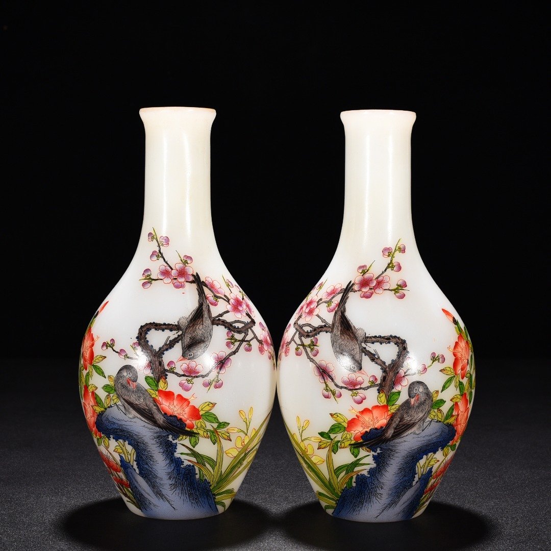 Qing Dynasty Yongzheng glazed vase with plum blossoms