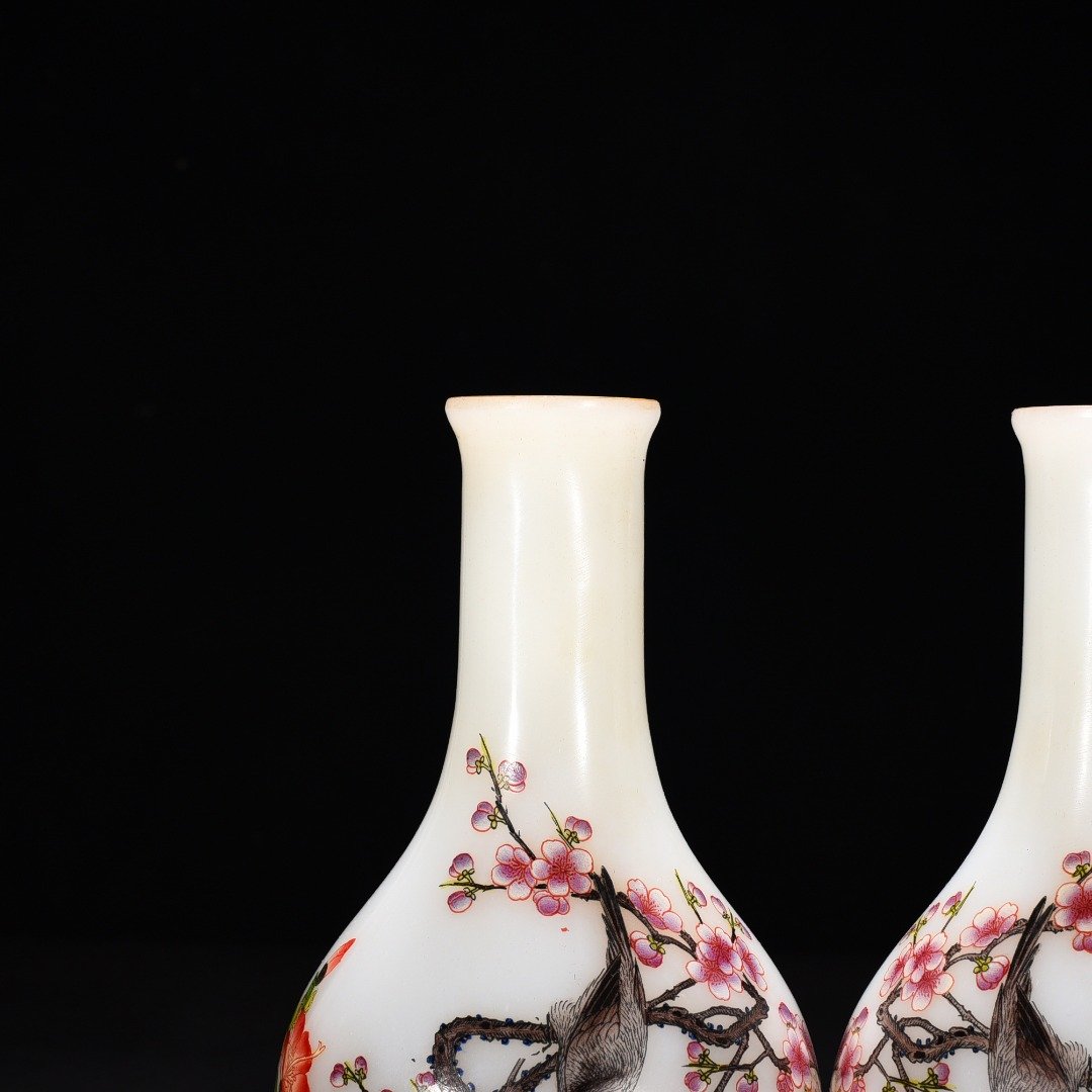 Qing Dynasty Yongzheng glazed vase with plum blossoms