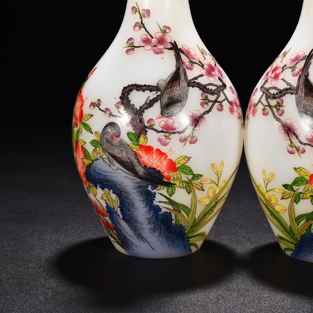 Qing Dynasty Yongzheng glazed vase with plum blossoms