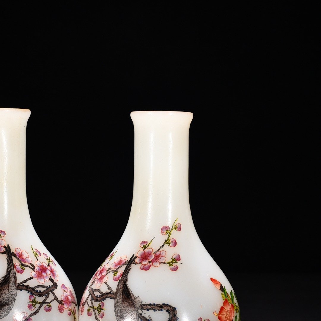 Qing Dynasty Yongzheng glazed vase with plum blossoms