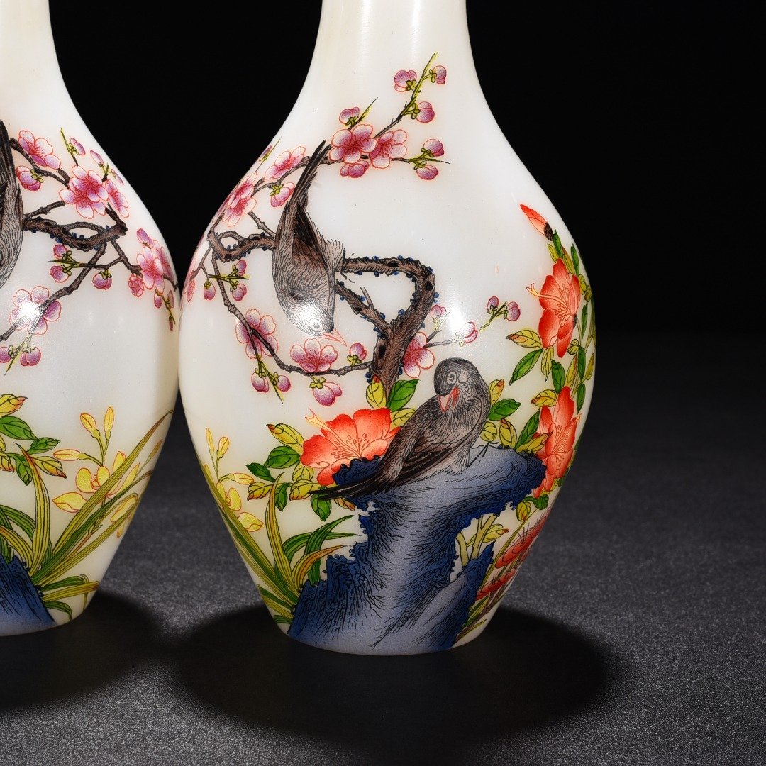 Qing Dynasty Yongzheng glazed vase with plum blossoms