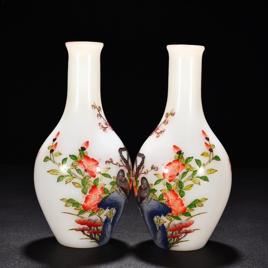 Qing Dynasty Yongzheng glazed vase with plum blossoms
