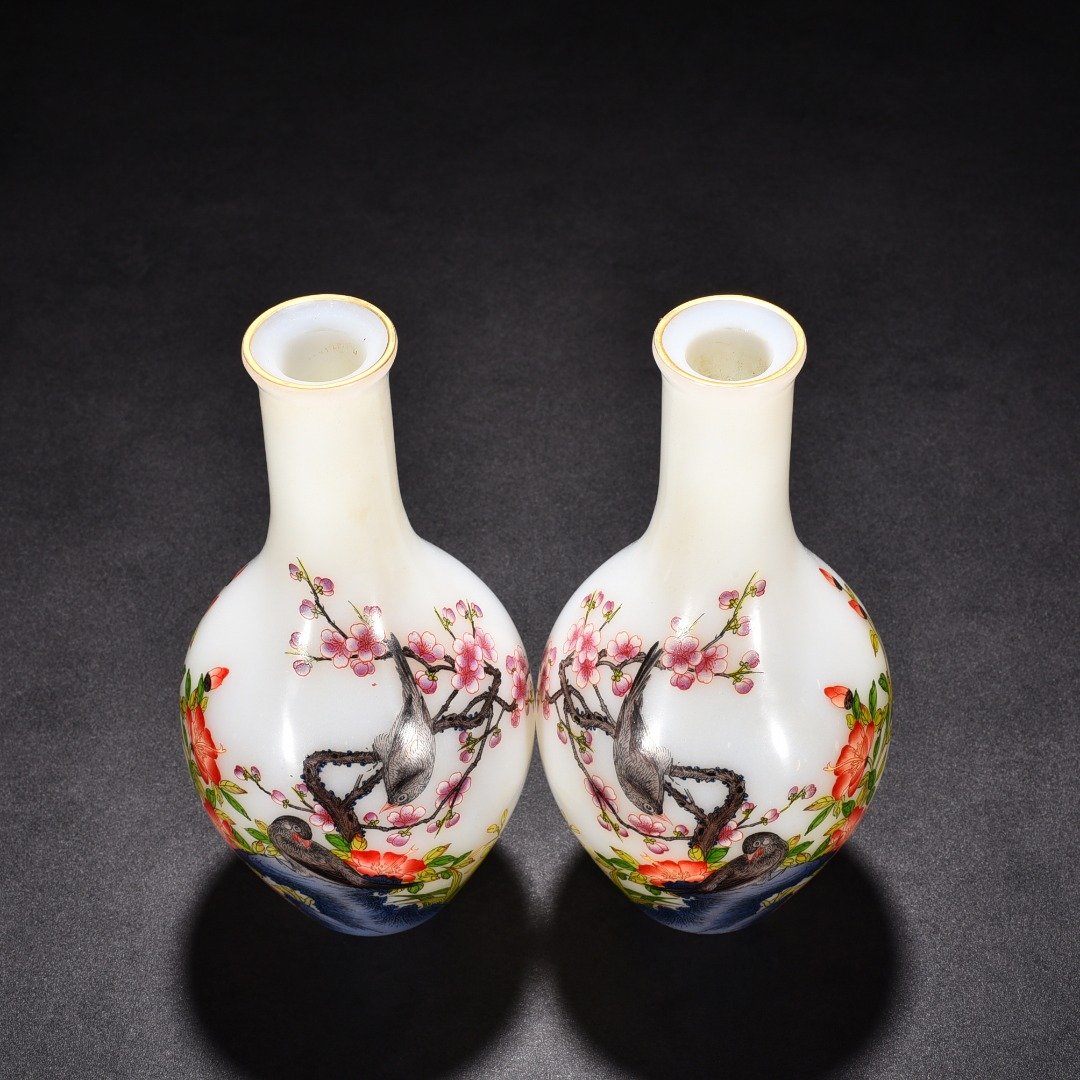 Qing Dynasty Yongzheng glazed vase with plum blossoms