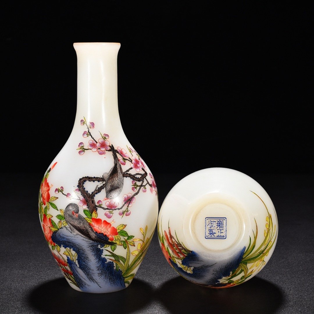 Qing Dynasty Yongzheng glazed vase with plum blossoms