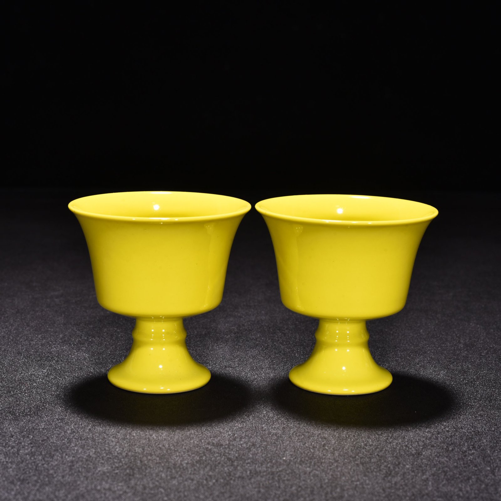 Qing Dynasty Yongzheng lemon yellow glaze stem cup