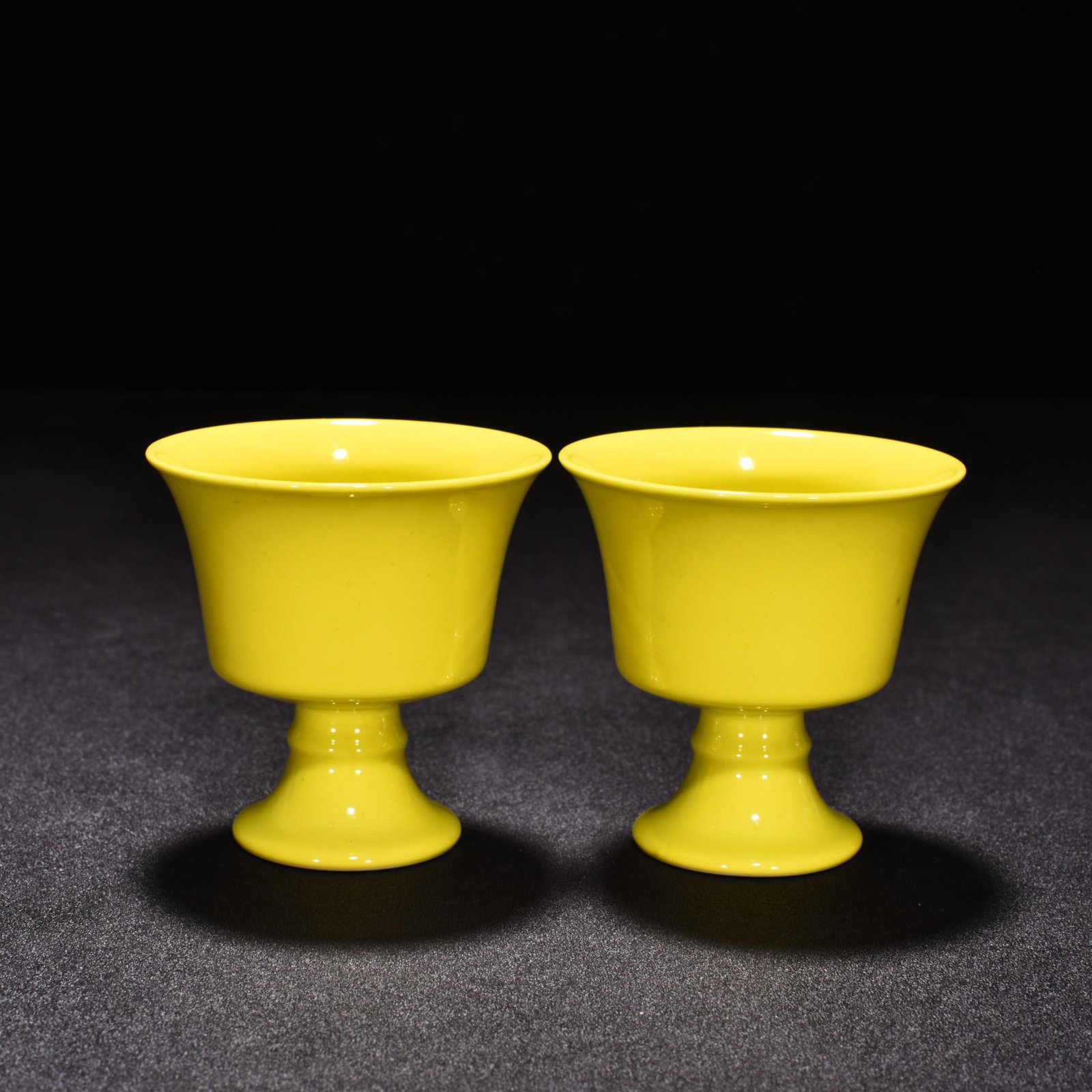 Qing Dynasty Yongzheng lemon yellow glaze stem cup