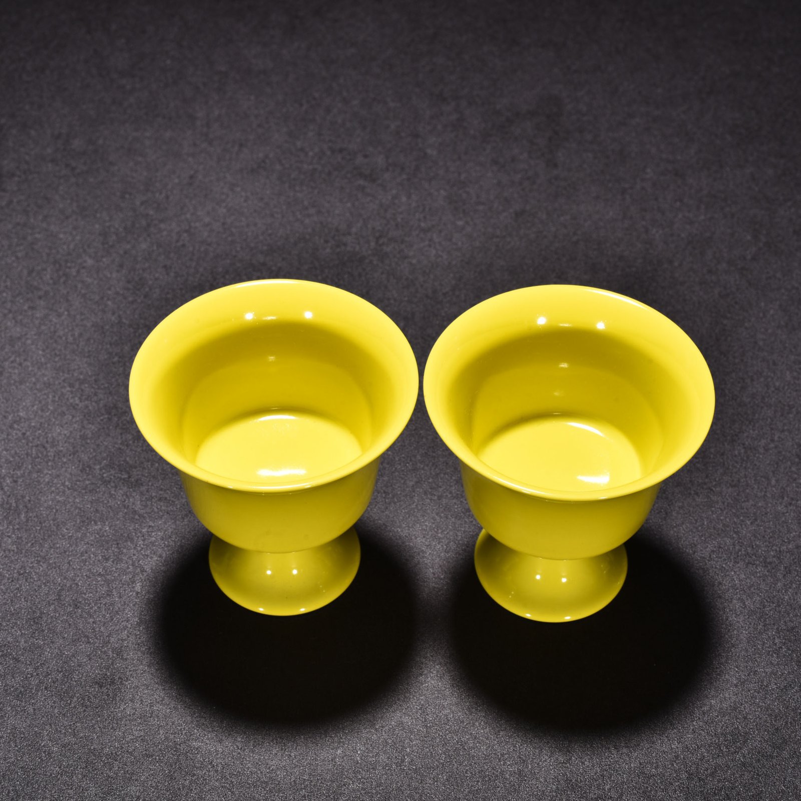 Qing Dynasty Yongzheng lemon yellow glaze stem cup