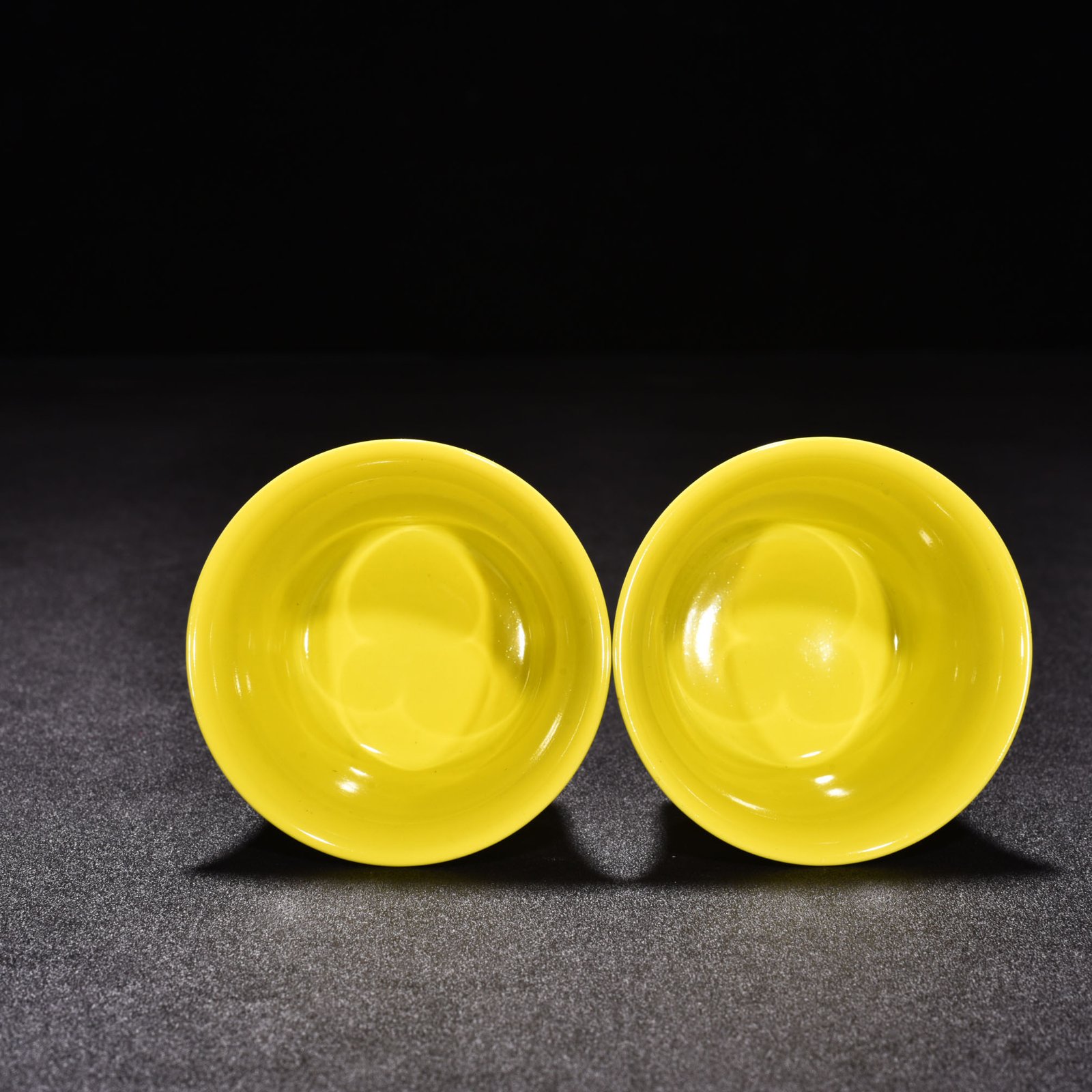 Qing Dynasty Yongzheng lemon yellow glaze stem cup