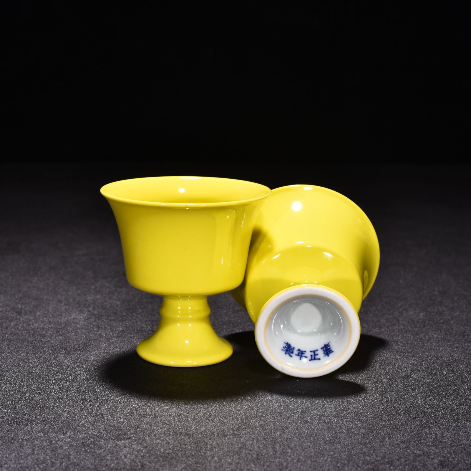 Qing Dynasty Yongzheng lemon yellow glaze stem cup