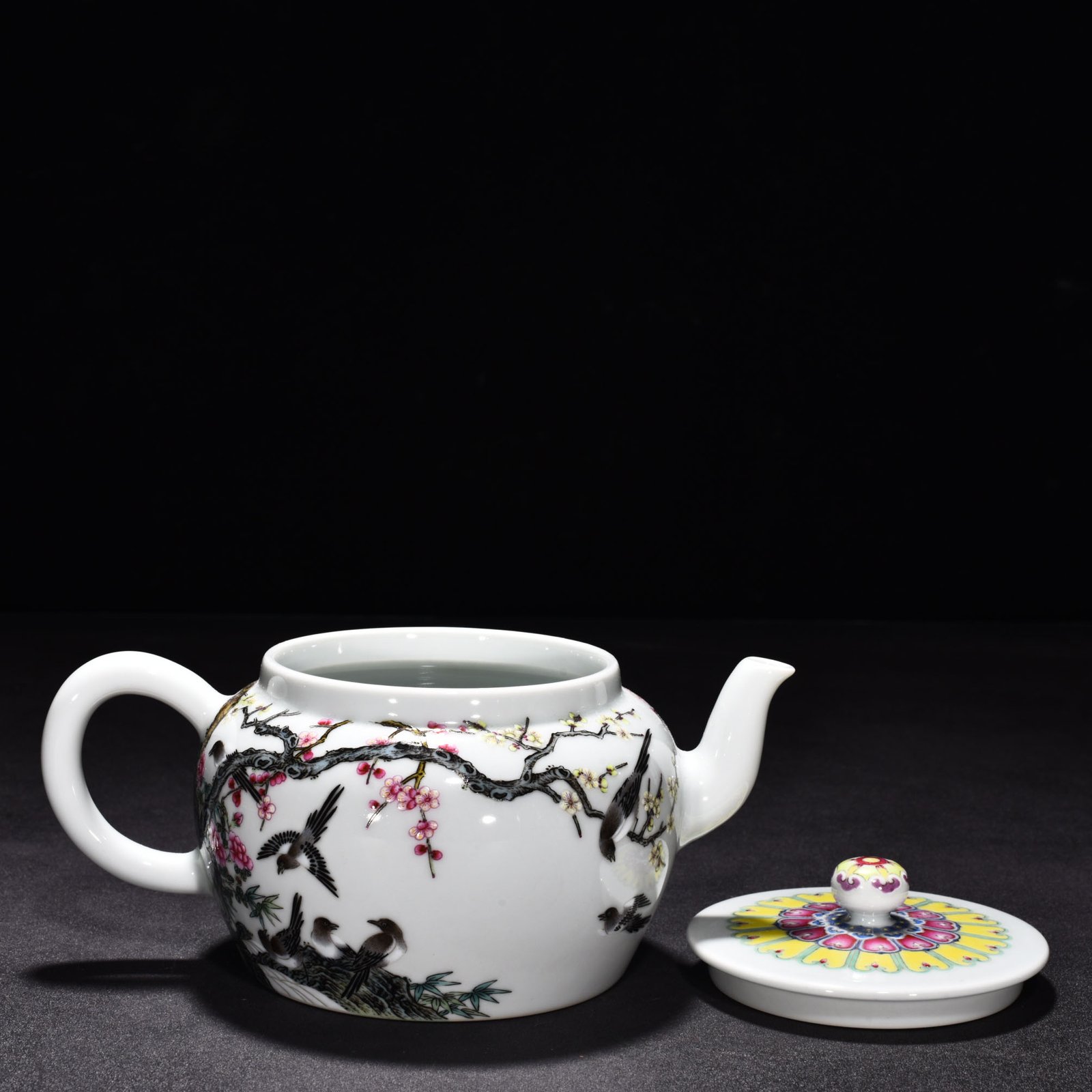 Qing Dynasty Yongzheng enamel plum blossom pot