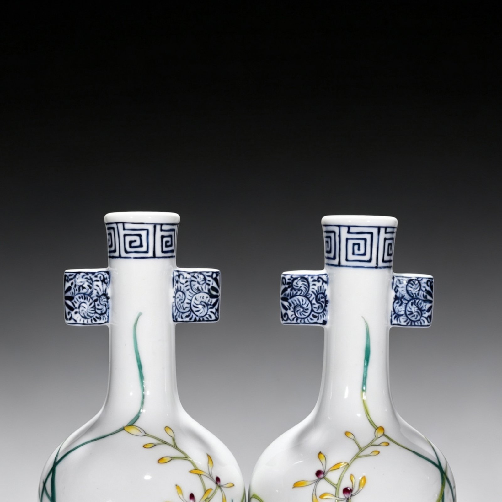 Qing Dynasty Yongzheng enamel flower pattern vase