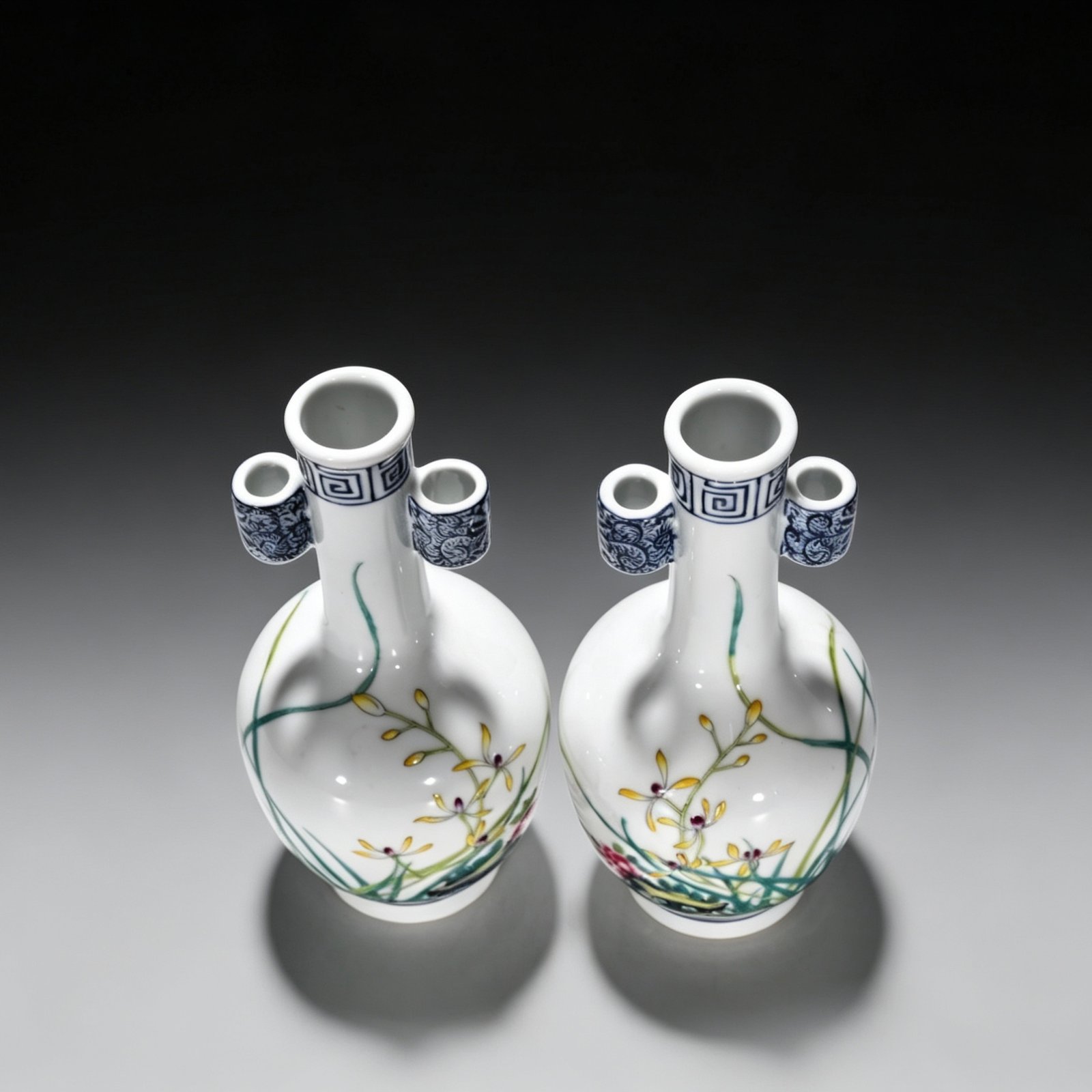 Qing Dynasty Yongzheng enamel flower pattern vase