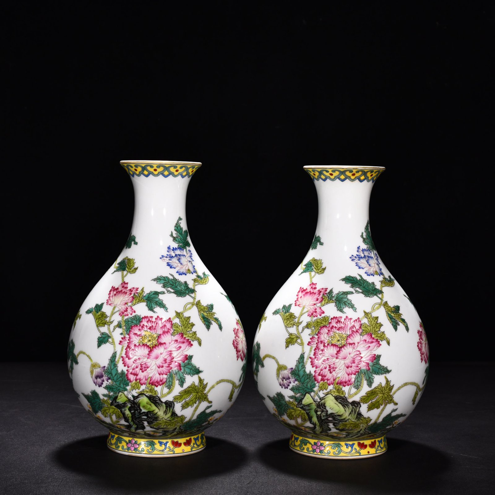 Qing Dynasty Yongzheng enamel flower pattern jade pot spring vase