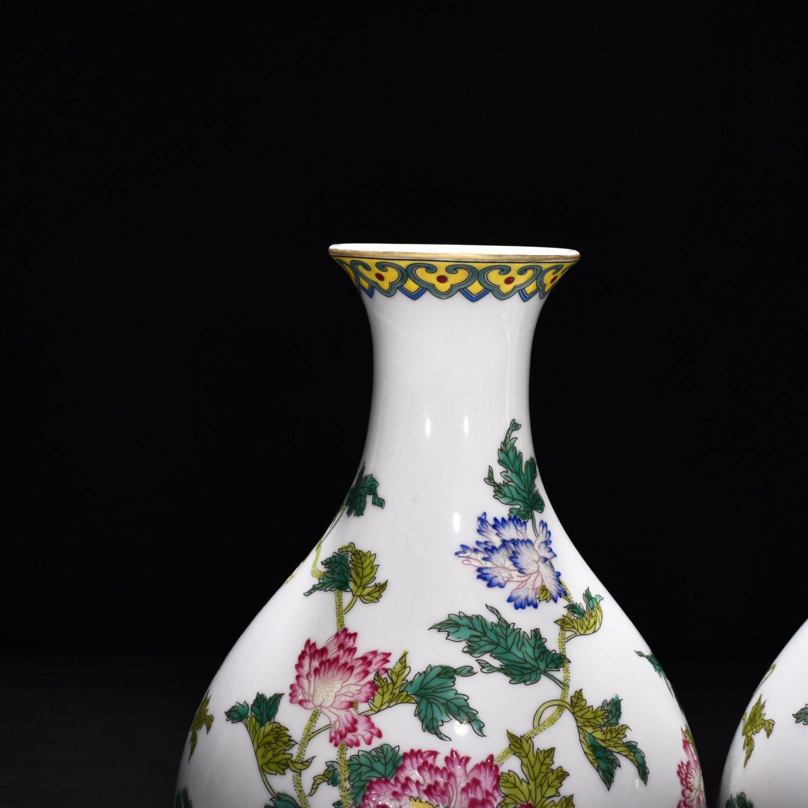 Qing Dynasty Yongzheng enamel flower pattern jade pot spring vase