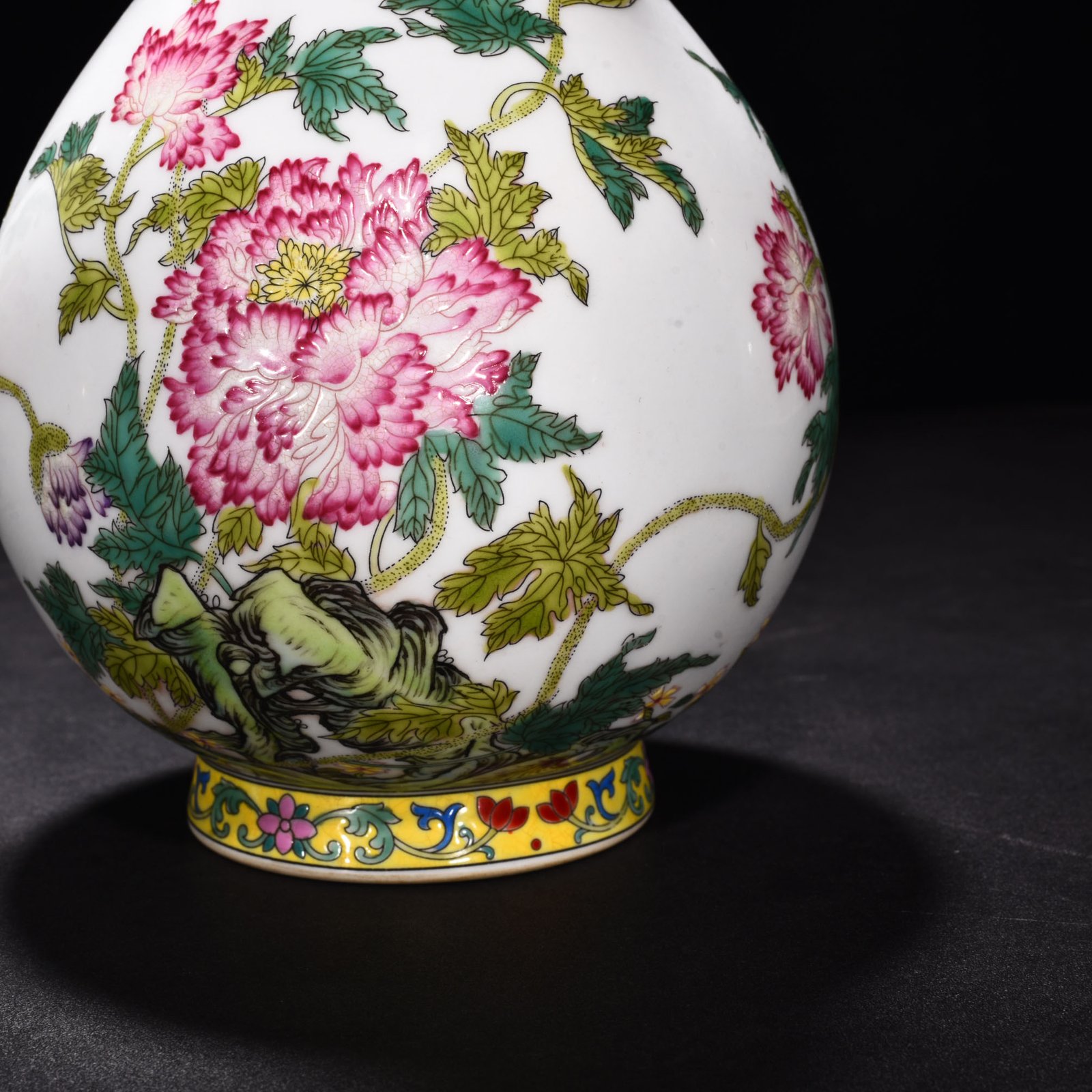 Qing Dynasty Yongzheng enamel flower pattern jade pot spring vase