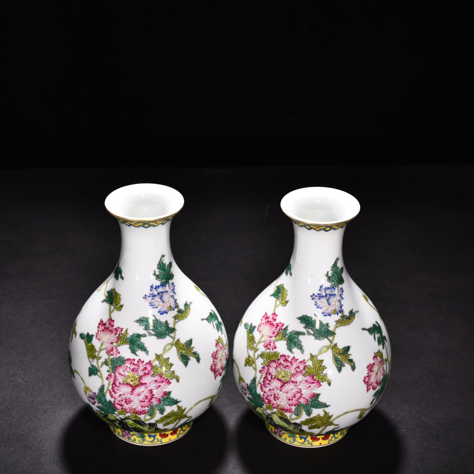 Qing Dynasty Yongzheng enamel flower pattern jade pot spring vase