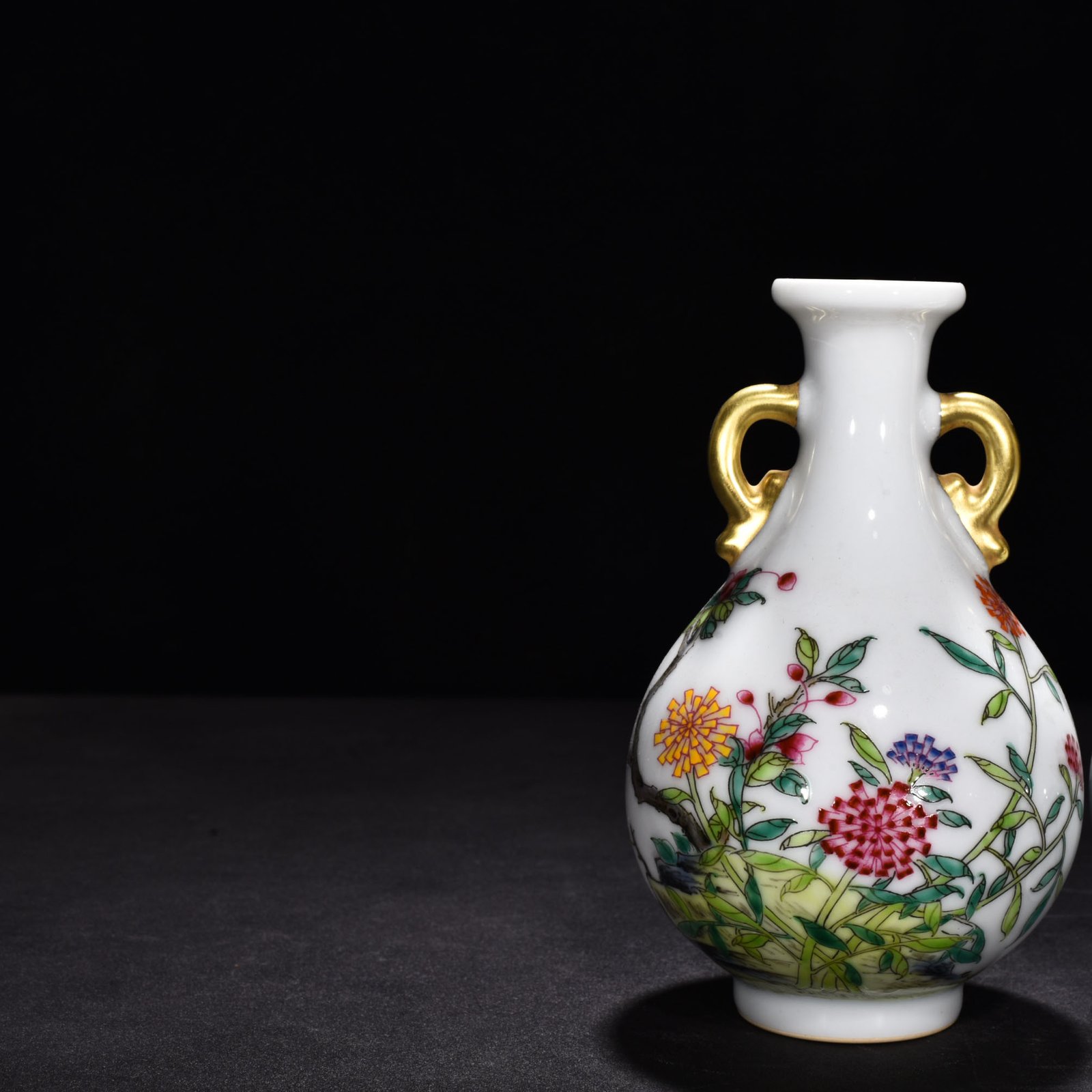Qing Dynasty Yongzheng enamel flower pattern Ruyi vase