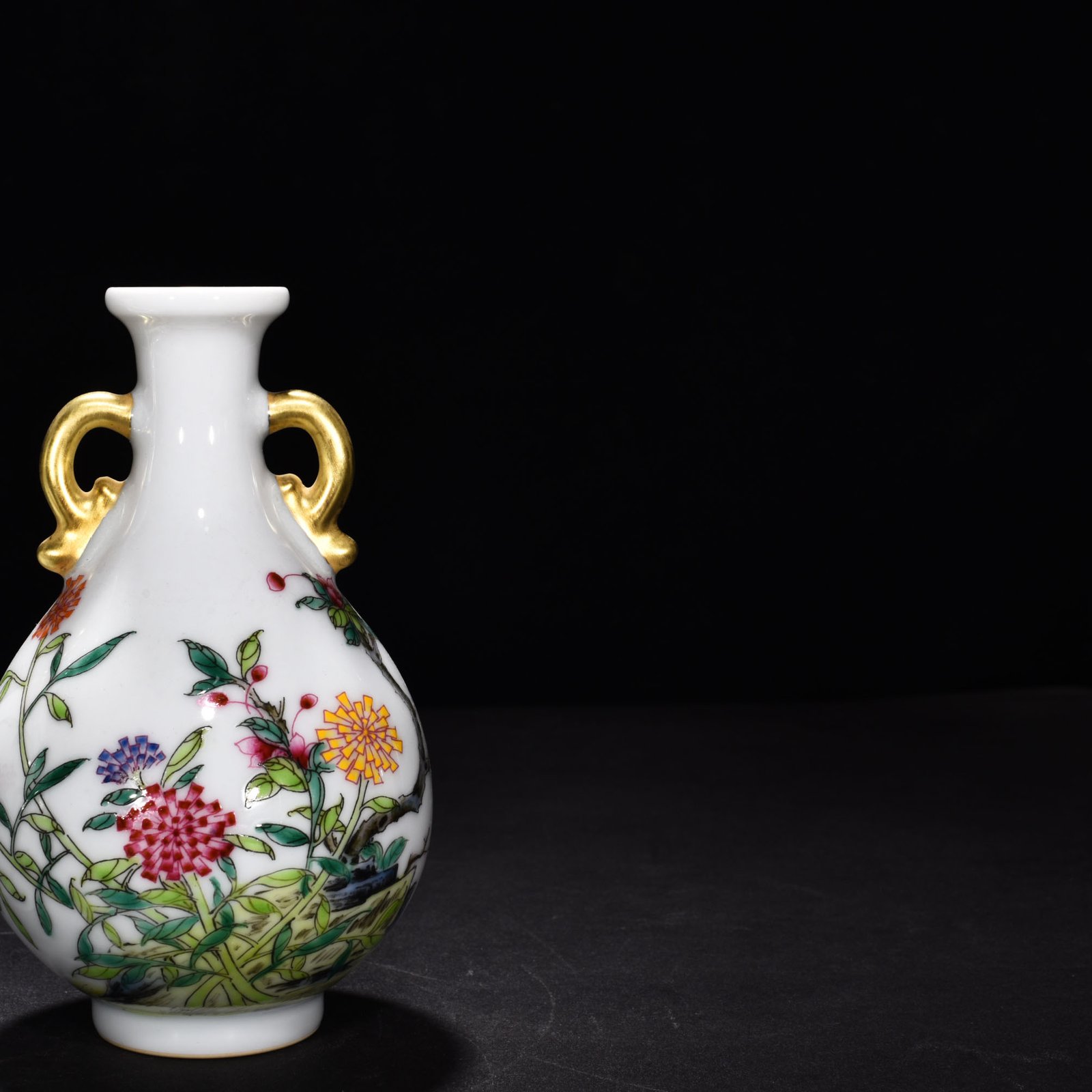 Qing Dynasty Yongzheng enamel flower pattern Ruyi vase